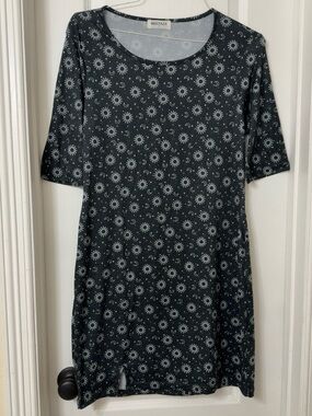 Mostaza black 3/4 sleeved cosmic suns, crescent moons, stars front slit 1X